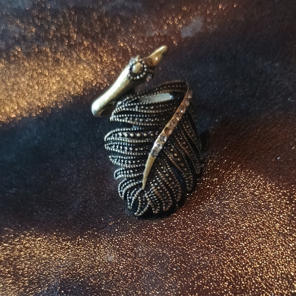 Elegant Black and Gold Feather Ring